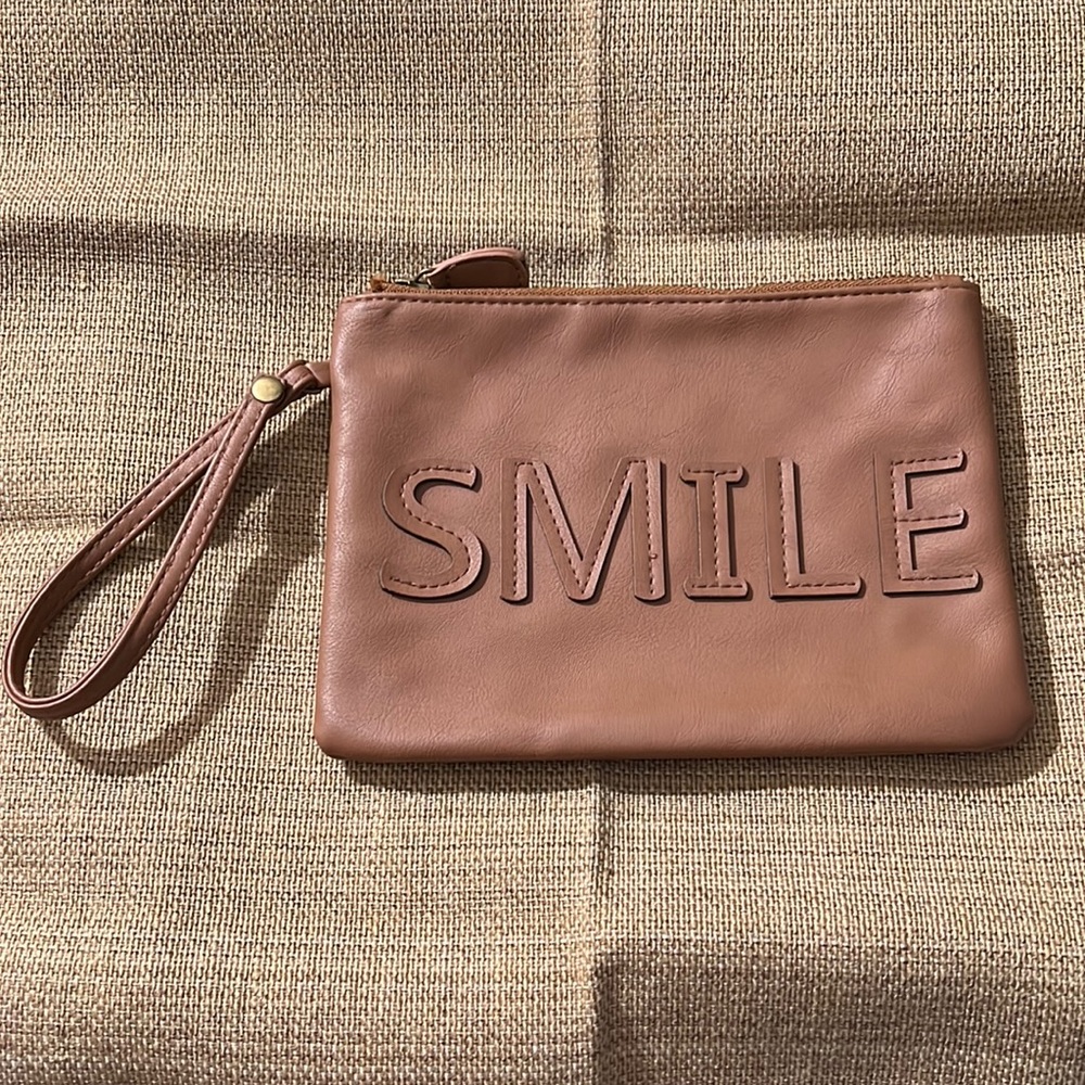 Under One Sky NWOT
SMILE Brown Wristlet
OS 
Approximately 6.5"× 9"